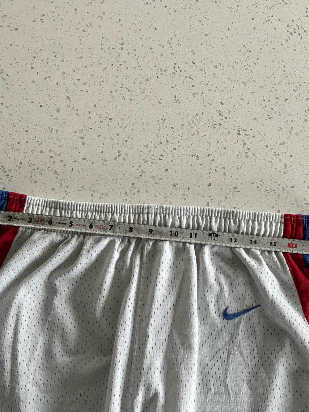 000 - VINTAGE 00s NIKE UNIVERSITY OF KANSAS KU JAYHAWKS Y2K MESH SHORTS